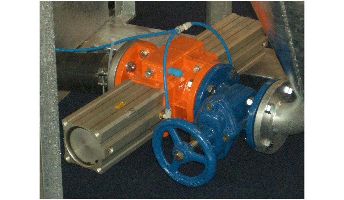 Manual and pneumatic mechanical valves