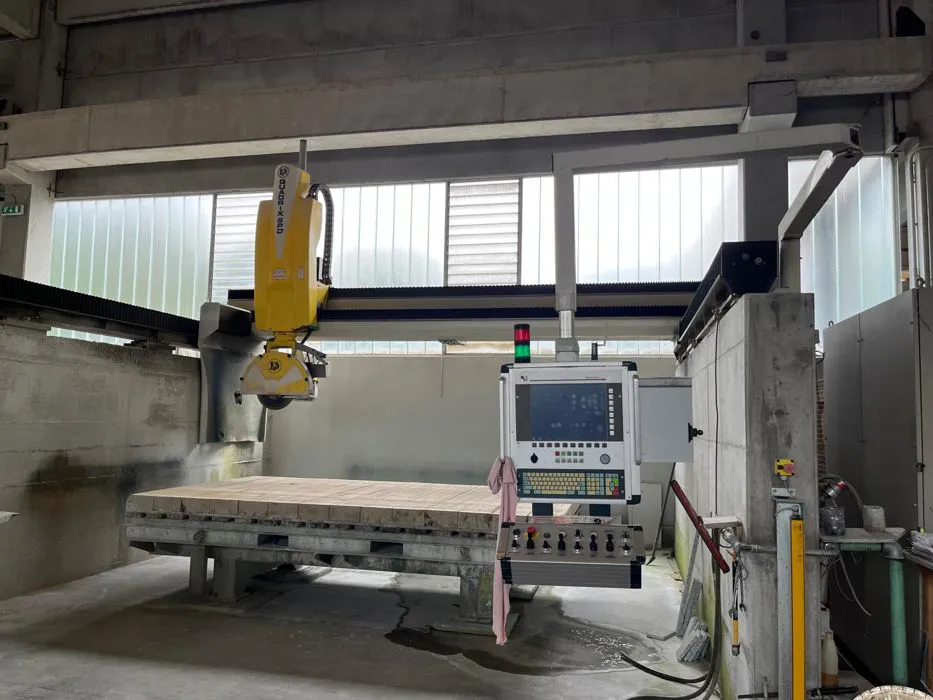CNC CUTTING AND SHAPING CENTER WITH 5 INTERPOLATED AXES